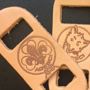 Ferma fazzolettone 2 fori in cuoio lupetto