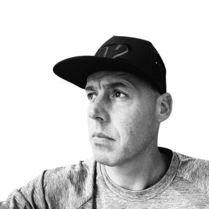 4T2 Cappellino da running con visiera piatta e logo ricamato