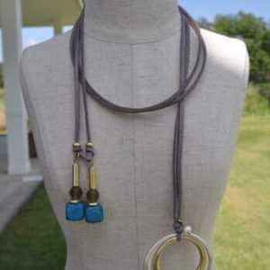 Collana in pelle scamosciata e pietre