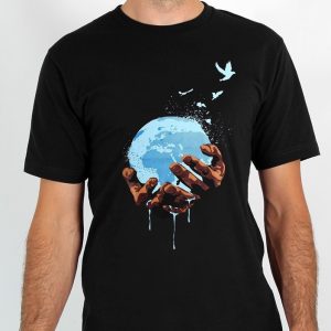 t shirt pianeta nelle mani black